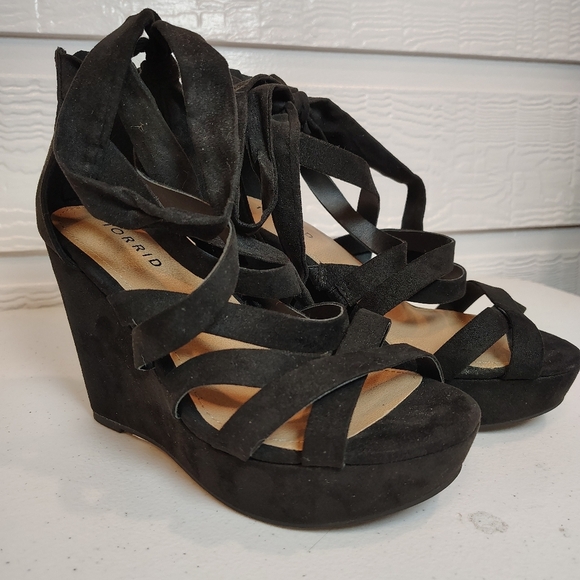 New Torrid Strappy Wrap Platform Wedge BLACK  Size 6.5 WW - Picture 4 of 9